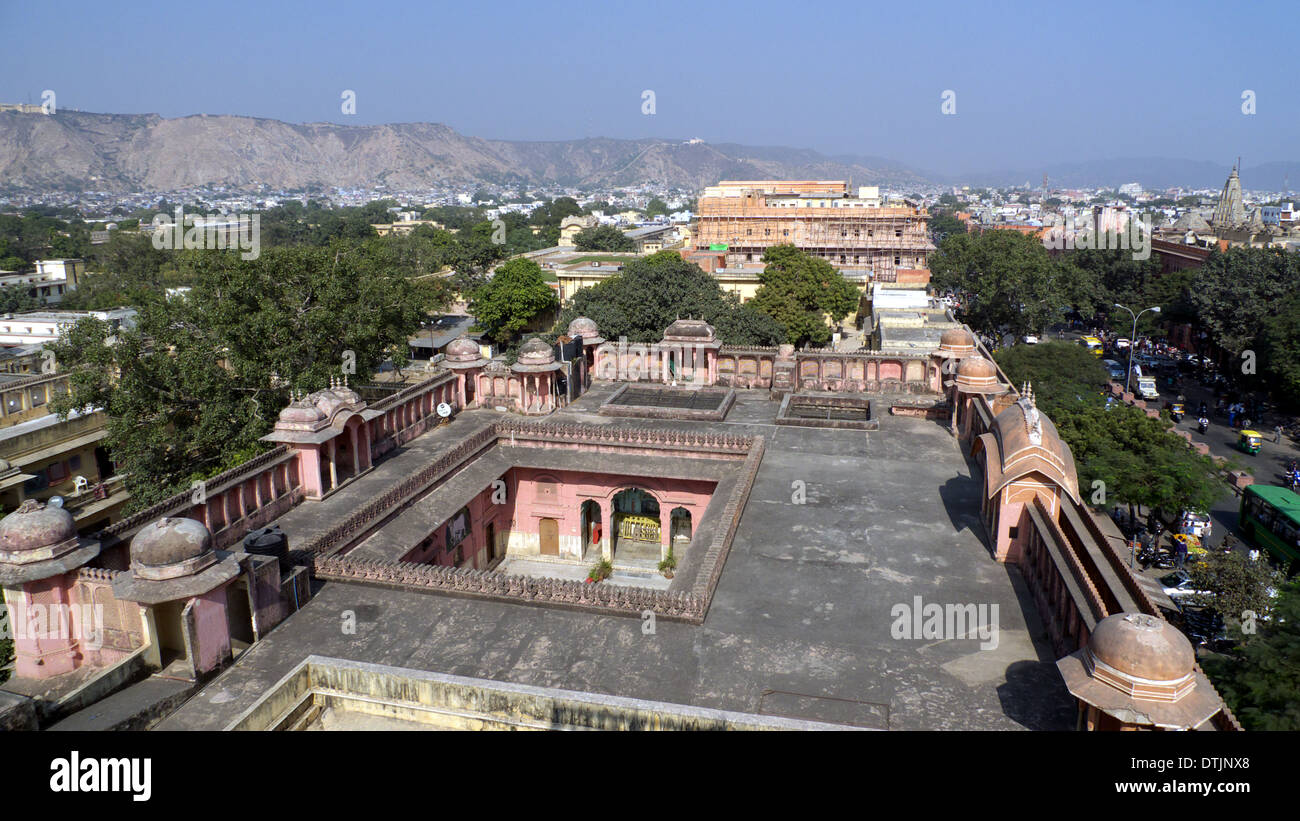Vista dal nord al Aravelli/Araveli colline e Forte Amber dal tetto del palazzo dei venti, Jaipur, Rajasthan, India Foto Stock