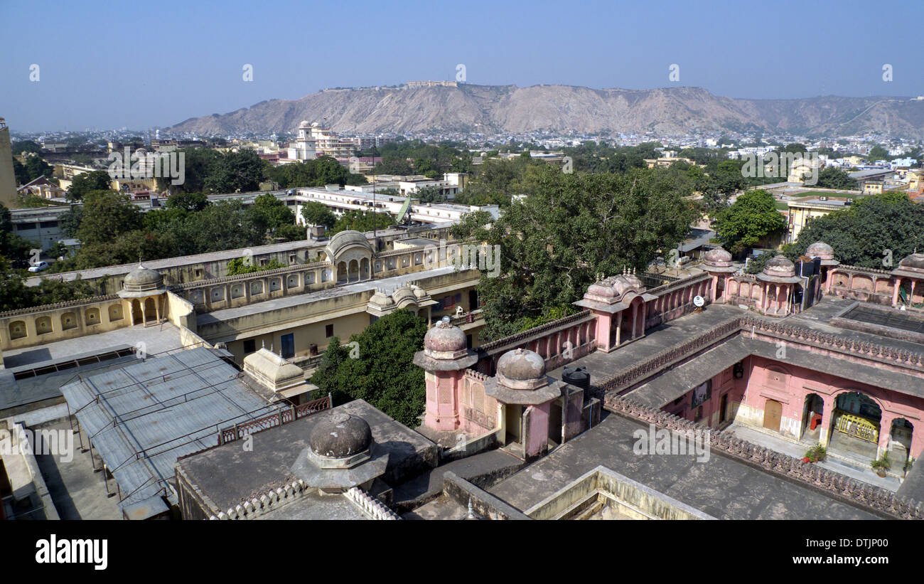 Visualizzare northwestwards verso Aravelli colline e Nahargarh Fort dal tetto del palazzo dei venti, Jaipur, Rajasthan, India Foto Stock