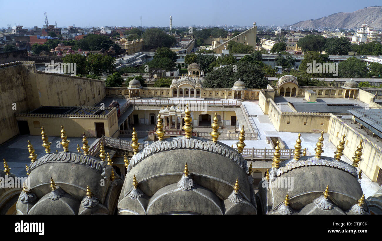 Vista di Jantar Mantar guardando verso ovest dal tetto del palazzo dei venti, Jaipur, Rajasthan, India Foto Stock