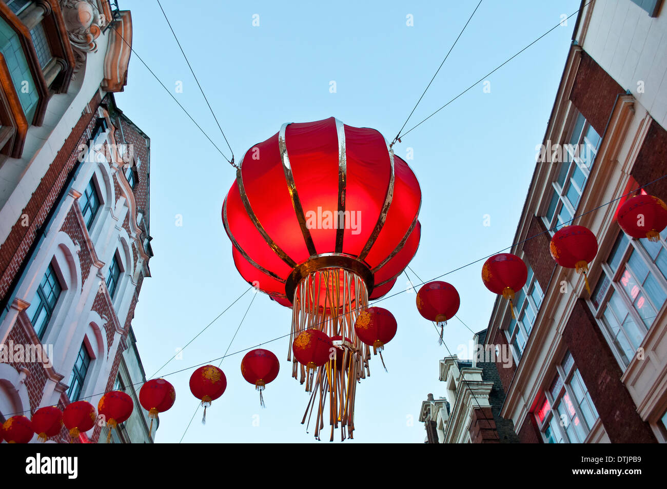 Anno Nuovo Cinese decorazioni in Wardour Street, Chinatown, Soho, Londra, WC2, Regno Unito Foto Stock