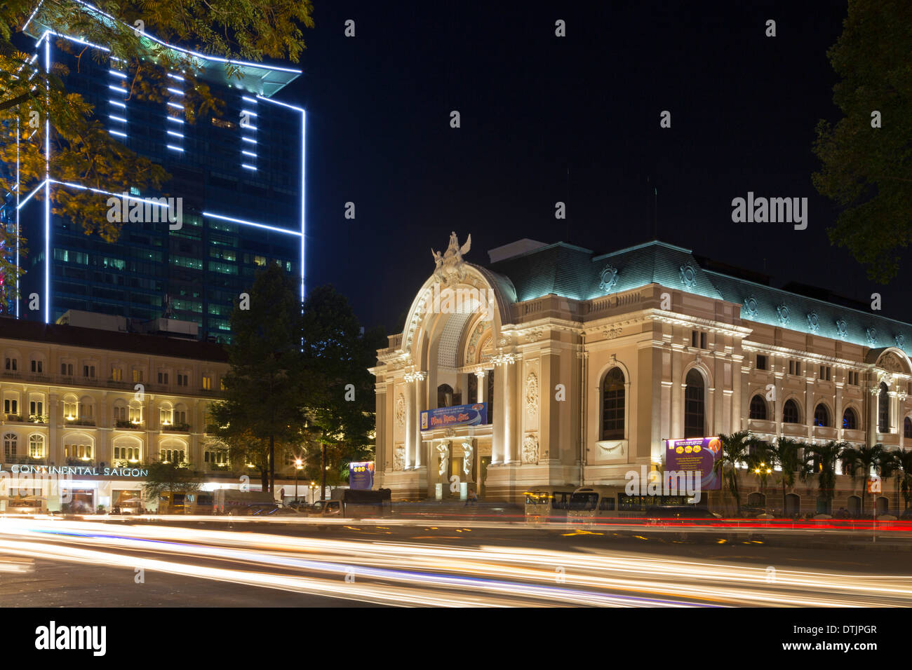 Opera House di notte, Ho Chi Minh City, Vietnam Foto Stock