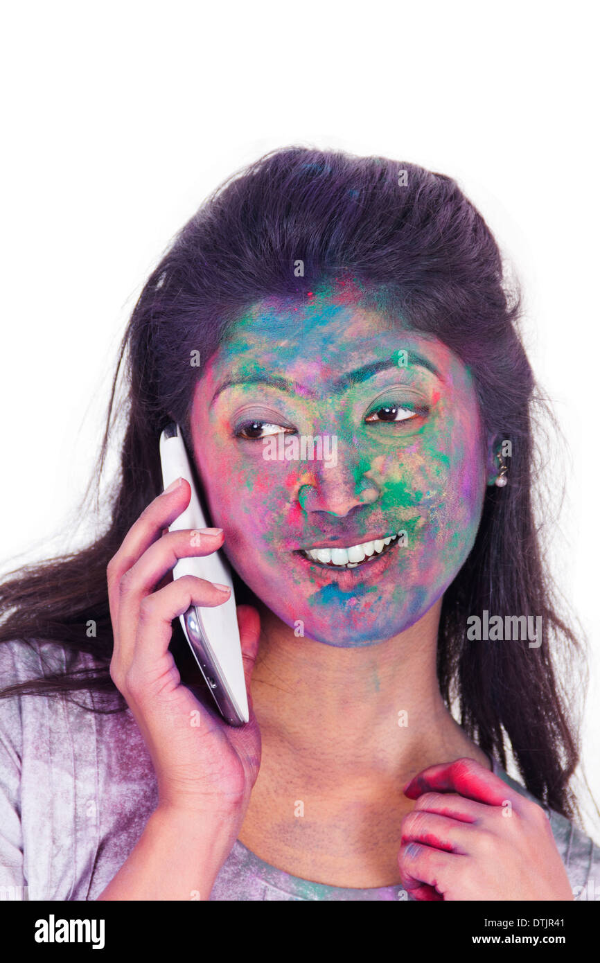 Donna che parla di un telefono cellulare e sorridente Foto Stock