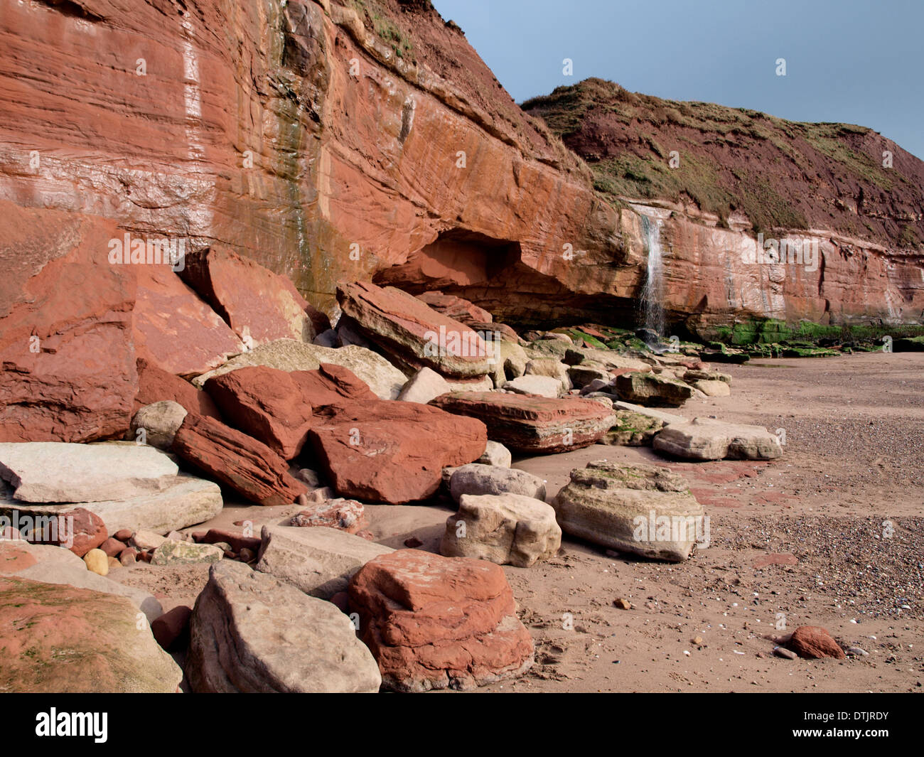 Triassico rocce rosse su Jurassic Coast sotto Orcombe Point, Exmouth, Devon, Regno Unito Foto Stock