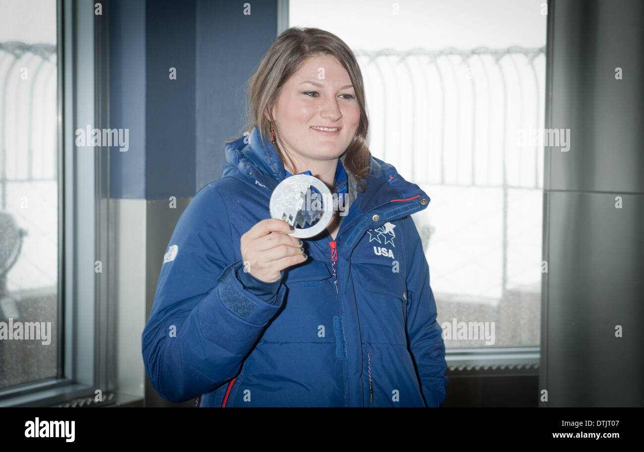 Manhattan, New York, Stati Uniti d'America. 19 feb 2014. DEVIN LOGAN, olimpico medaglia d'argento nella prima donna slopestyle competizione sciistica a 2014 Olimpiadi invernali a Sochi, tours l'Empire State Building, mercoledì 19 febbraio, 2014. Credito: Bryan Smith/ZUMAPRESS.com/Alamy Live News Foto Stock