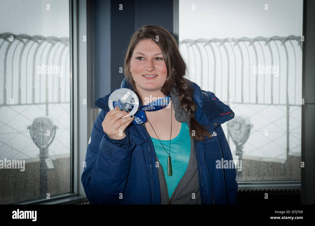 Manhattan, New York, Stati Uniti d'America. 19 feb 2014. DEVIN LOGAN, olimpico medaglia d'argento nella prima donna slopestyle competizione sciistica a 2014 Olimpiadi invernali a Sochi, tours l'Empire State Building, mercoledì 19 febbraio, 2014. Credito: Bryan Smith/ZUMAPRESS.com/Alamy Live News Foto Stock