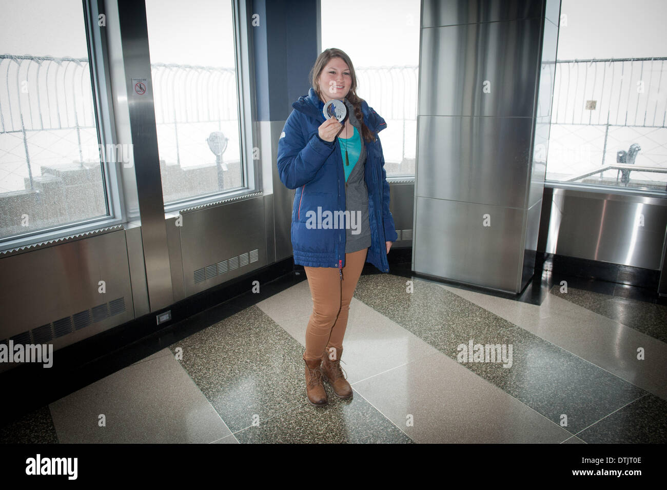 Manhattan, New York, Stati Uniti d'America. 19 feb 2014. DEVIN LOGAN, olimpico medaglia d'argento nella prima donna slopestyle competizione sciistica a 2014 Olimpiadi invernali a Sochi, tours l'Empire State Building, mercoledì 19 febbraio, 2014. Credito: Bryan Smith/ZUMAPRESS.com/Alamy Live News Foto Stock