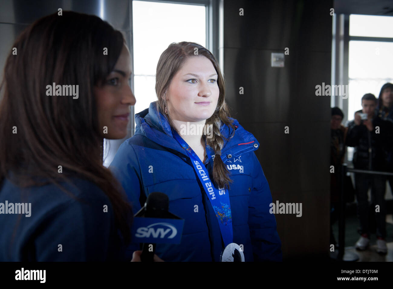 Manhattan, New York, Stati Uniti d'America. 19 feb 2014. DEVIN LOGAN, olimpico medaglia d'argento nella prima donna slopestyle competizione sciistica a 2014 Olimpiadi invernali a Sochi, tours l'Empire State Building, mercoledì 19 febbraio, 2014. Credito: Bryan Smith/ZUMAPRESS.com/Alamy Live News Foto Stock
