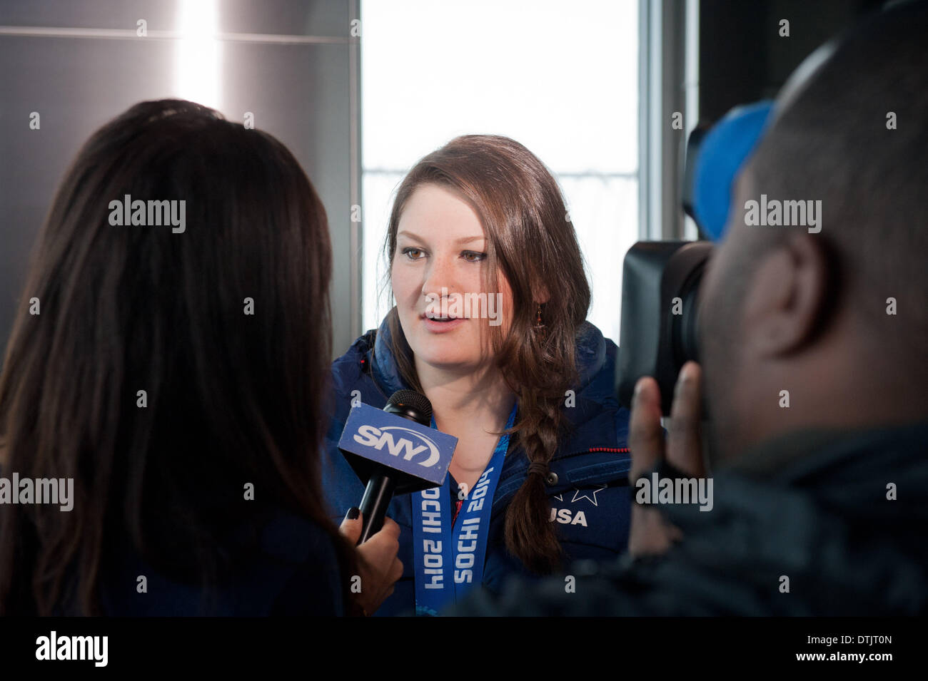 Manhattan, New York, Stati Uniti d'America. 19 feb 2014. DEVIN LOGAN, olimpico medaglia d'argento nella prima donna slopestyle competizione sciistica a 2014 Olimpiadi invernali a Sochi, tours l'Empire State Building, mercoledì 19 febbraio, 2014. Credito: Bryan Smith/ZUMAPRESS.com/Alamy Live News Foto Stock