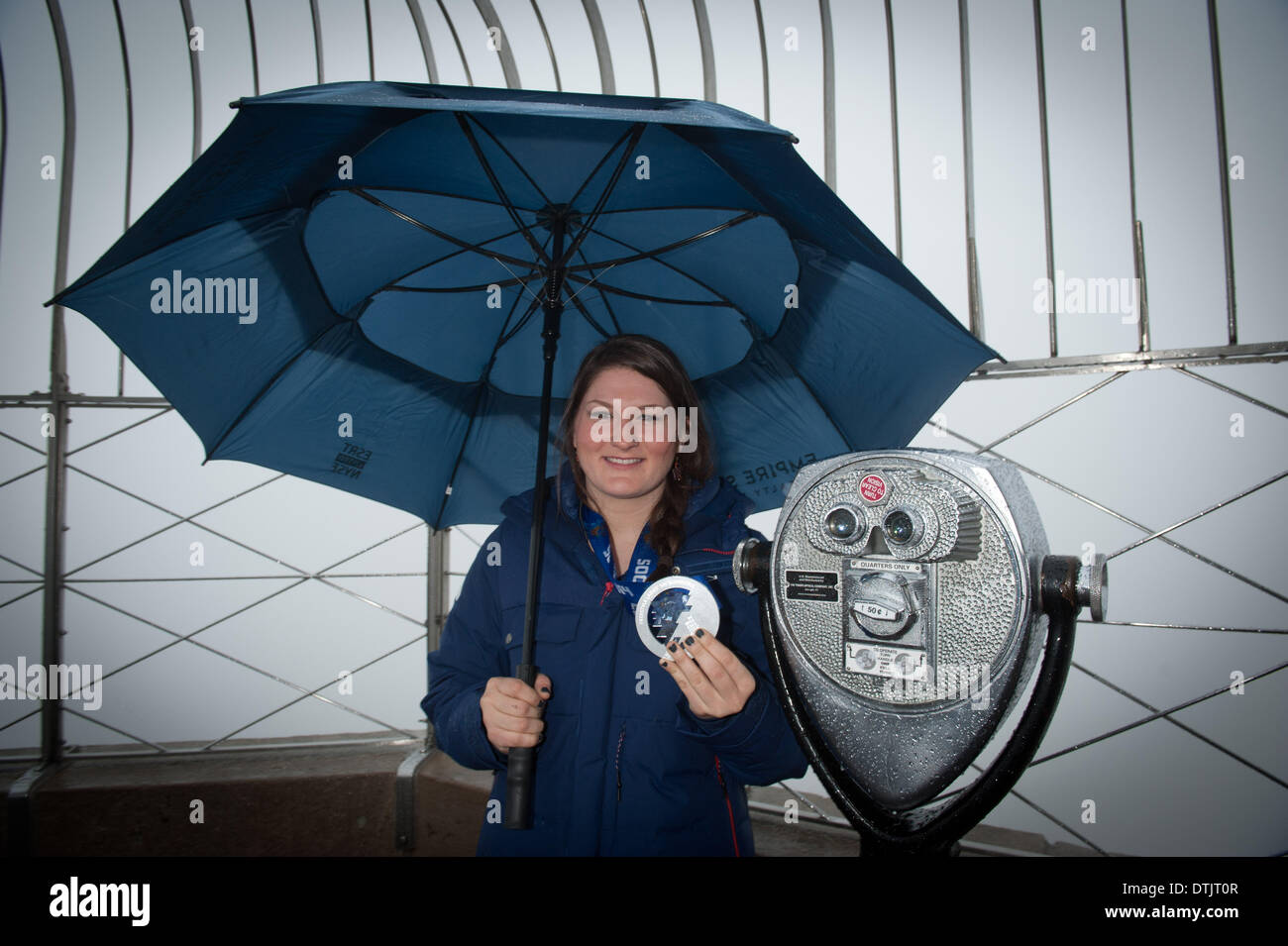 Manhattan, New York, Stati Uniti d'America. 19 feb 2014. DEVIN LOGAN, olimpico medaglia d'argento nella prima donna slopestyle competizione sciistica a 2014 Olimpiadi invernali a Sochi, tours l'Empire State Building, mercoledì 19 febbraio, 2014. Credito: Bryan Smith/ZUMAPRESS.com/Alamy Live News Foto Stock