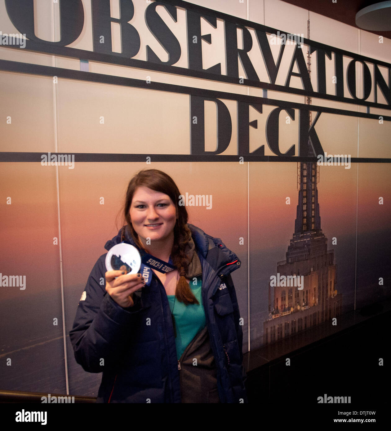 Manhattan, New York, Stati Uniti d'America. 19 feb 2014. DEVIN LOGAN, olimpico medaglia d'argento nella prima donna slopestyle competizione sciistica a 2014 Olimpiadi invernali a Sochi, tours l'Empire State Building, mercoledì 19 febbraio, 2014. Credito: Bryan Smith/ZUMAPRESS.com/Alamy Live News Foto Stock