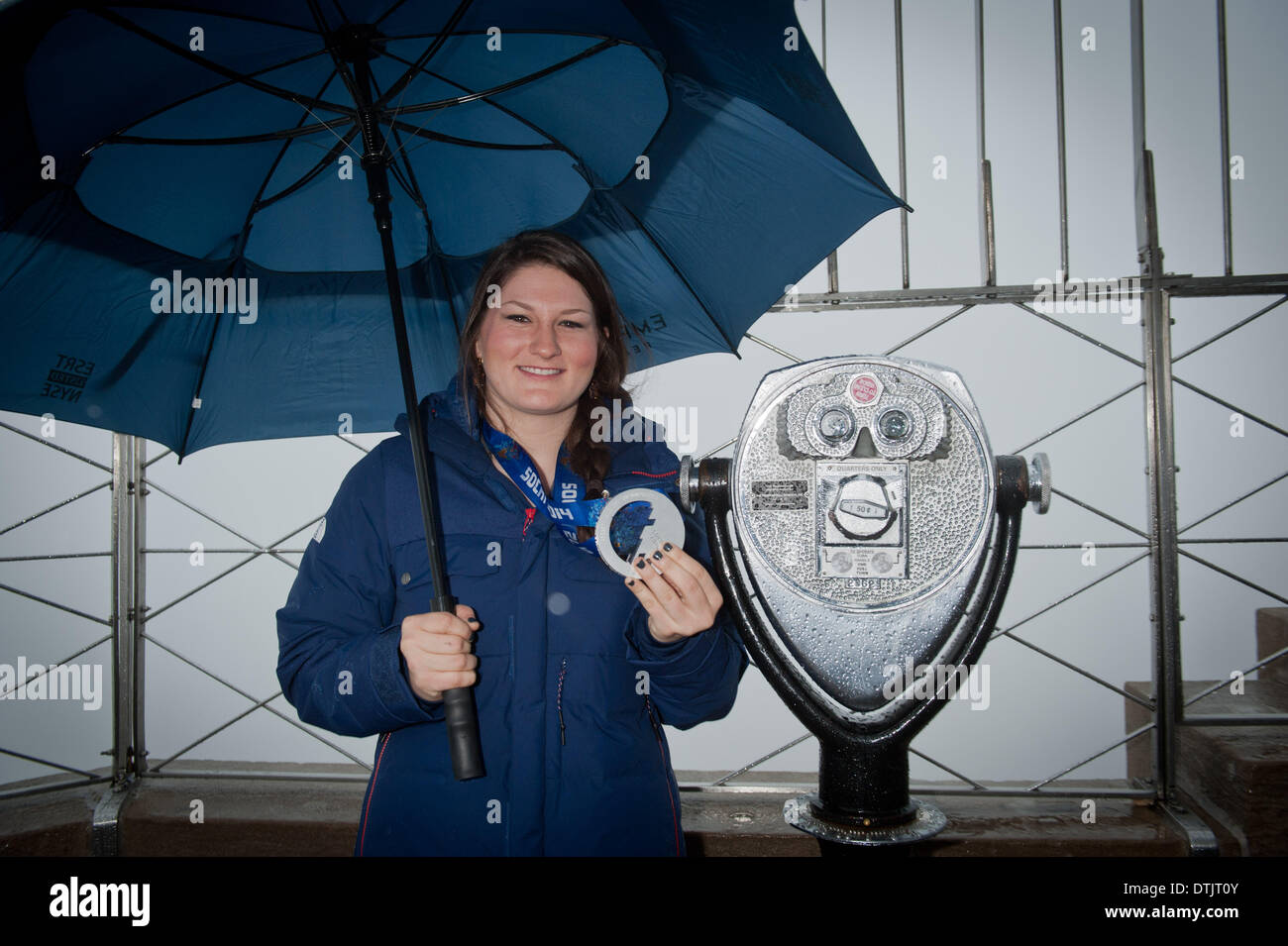 Manhattan, New York, Stati Uniti d'America. 19 feb 2014. DEVIN LOGAN, olimpico medaglia d'argento nella prima donna slopestyle competizione sciistica a 2014 Olimpiadi invernali a Sochi, tours l'Empire State Building, mercoledì 19 febbraio, 2014. Credito: Bryan Smith/ZUMAPRESS.com/Alamy Live News Foto Stock