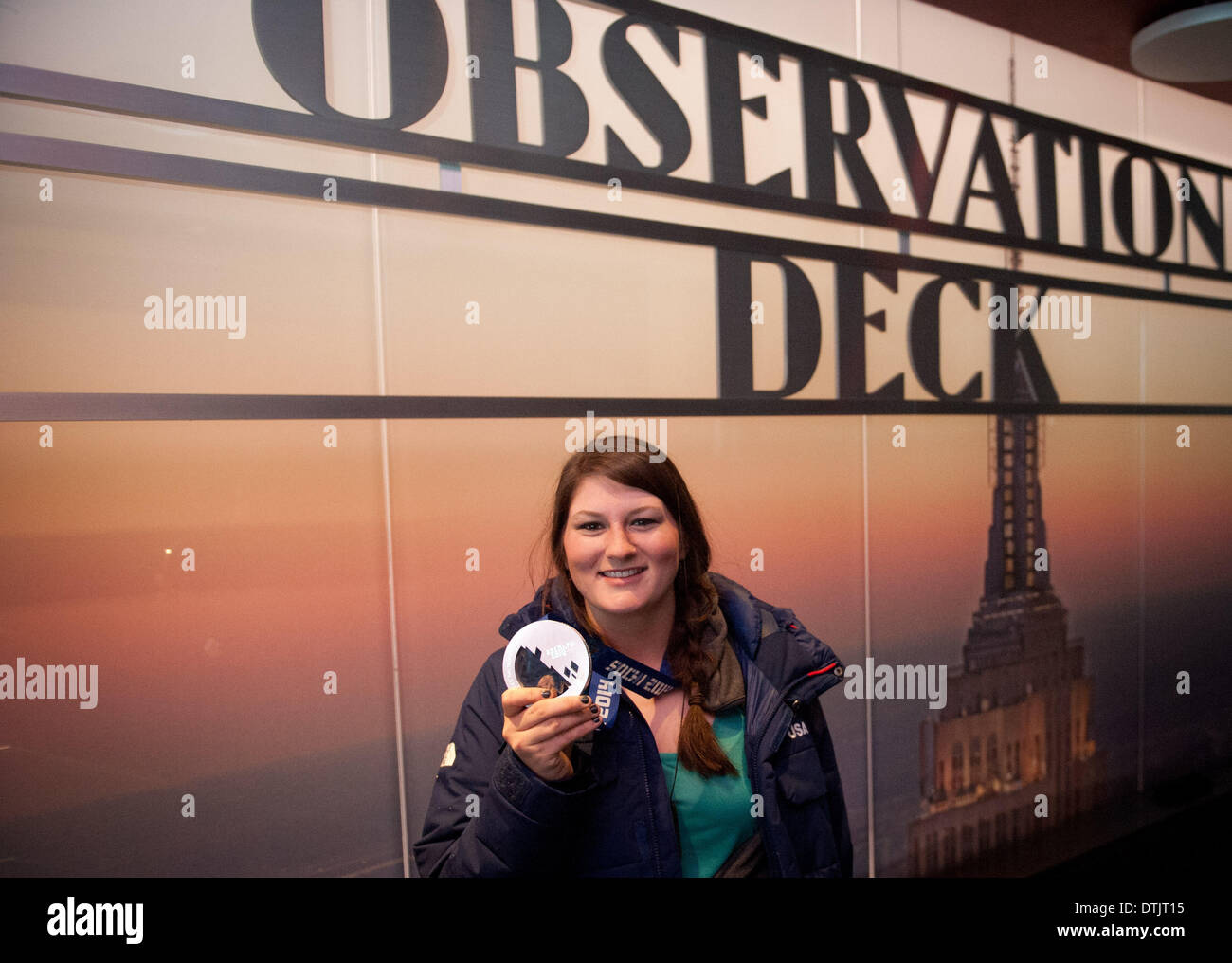 Manhattan, New York, Stati Uniti d'America. 19 feb 2014. DEVIN LOGAN, olimpico medaglia d'argento nella prima donna slopestyle competizione sciistica a 2014 Olimpiadi invernali a Sochi, tours l'Empire State Building, mercoledì 19 febbraio, 2014. Credito: Bryan Smith/ZUMAPRESS.com/Alamy Live News Foto Stock