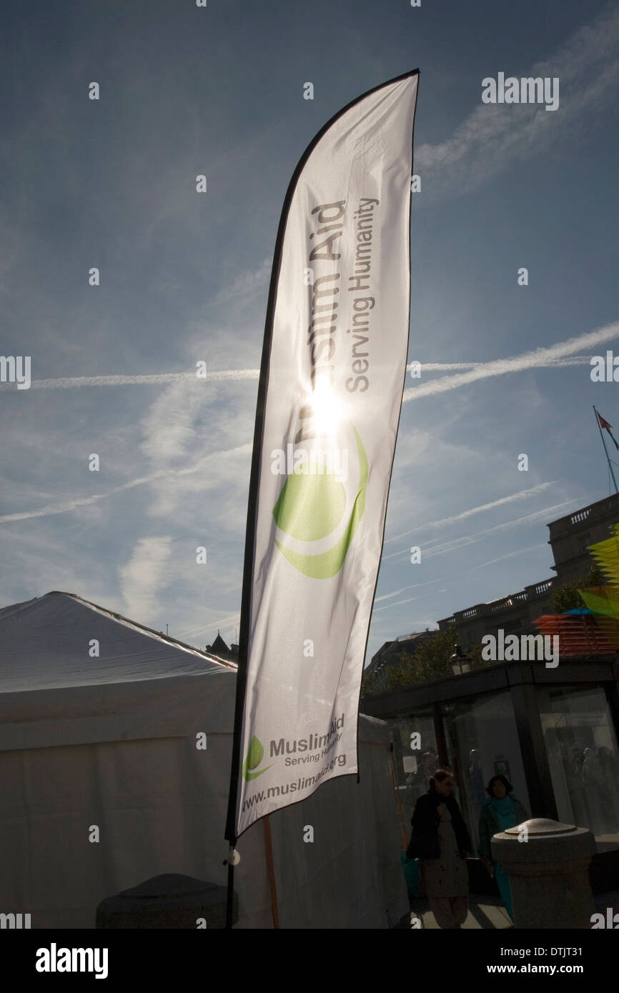 Aiuto musulmano flyung banner in Trafalgar Square Londra Foto Stock