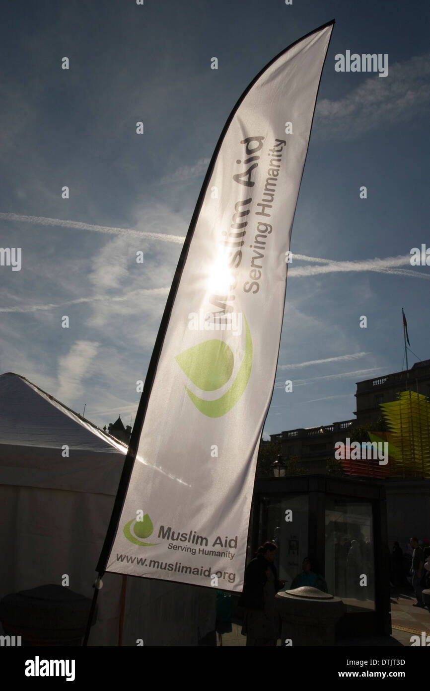 Aiuto Muslinm banner in Trafalgar Square, celebrando Eid, che segna la fine del mese di ramadan Foto Stock
