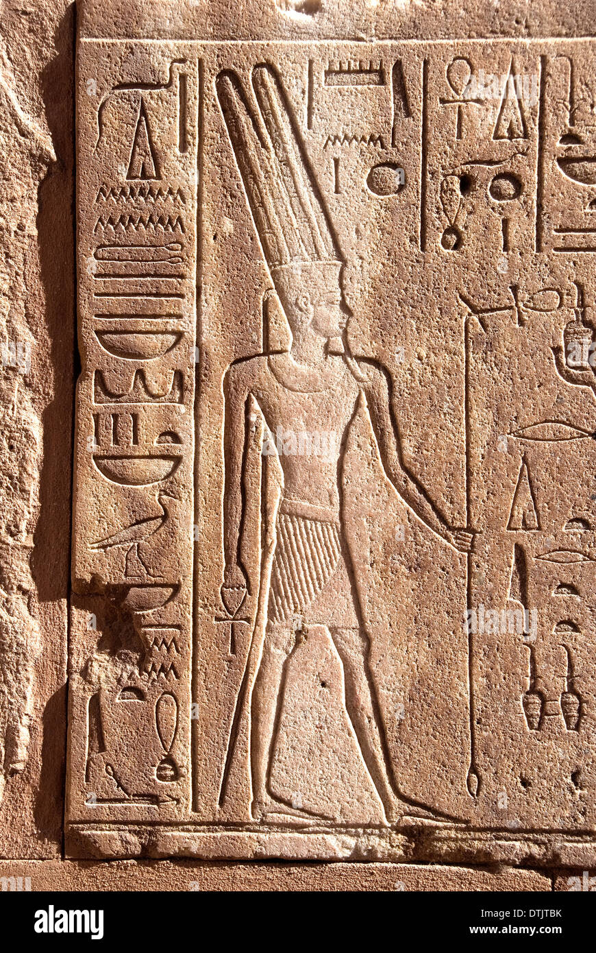 Sollievo dalla Cappella Rossa di Hatshepsut che venne demolito dal suo successore Thutmosi III. Il dio Amon-Ra Foto Stock