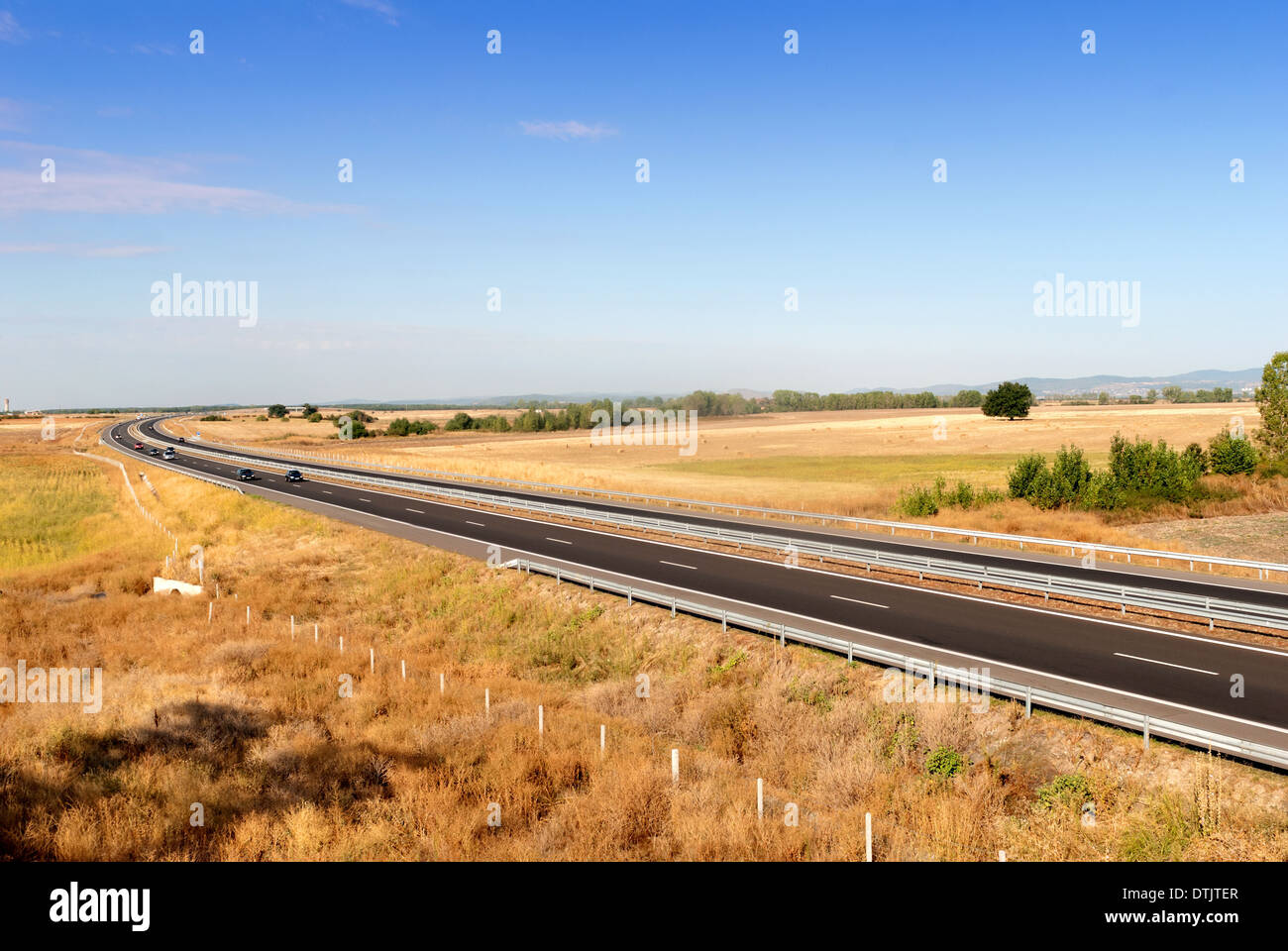 Autostrada in Bulgaria, Europa orientale, in una giornata estiva soleggiata Foto Stock