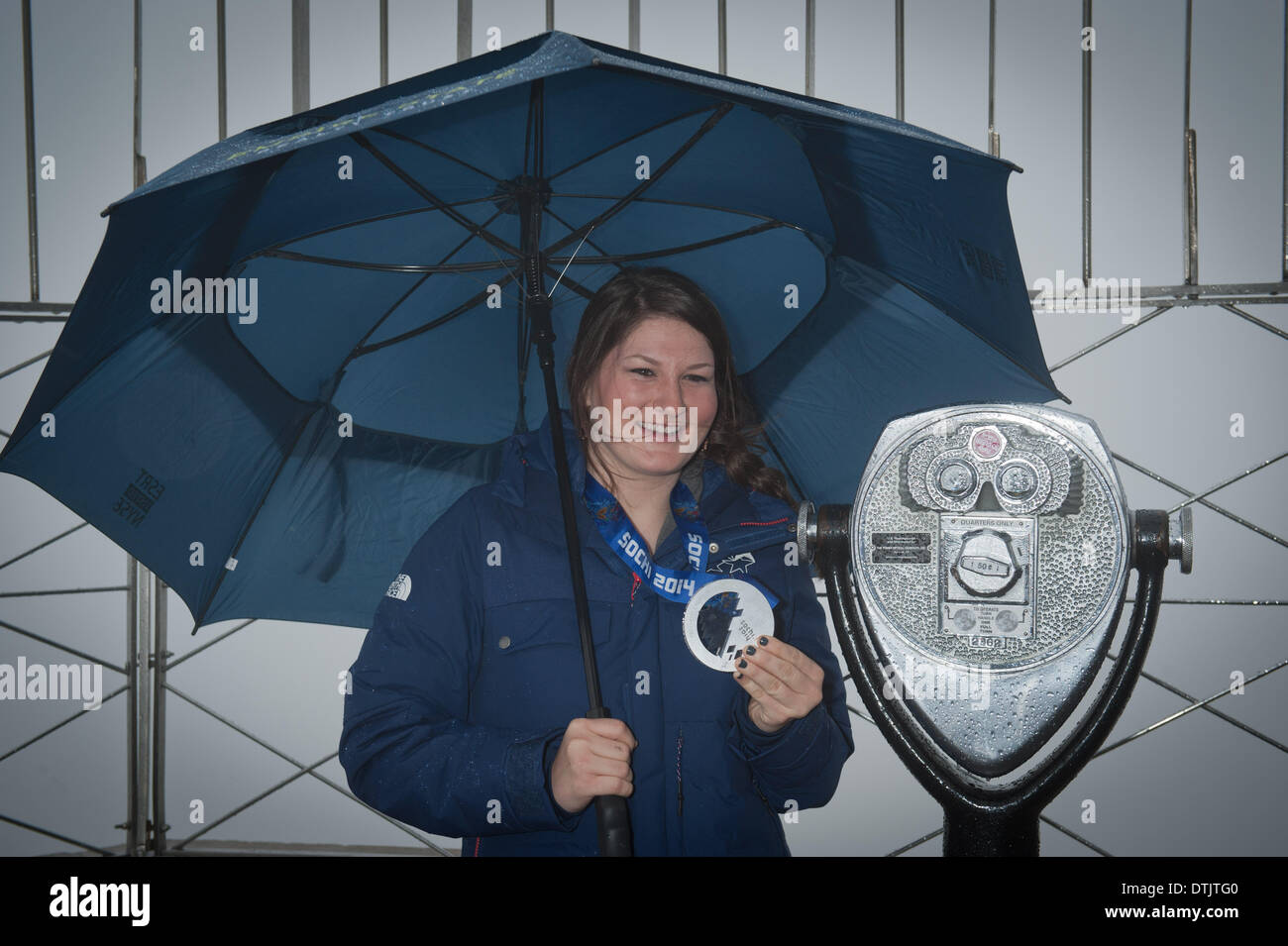 Manhattan, New York, Stati Uniti d'America. 19 feb 2014. DEVIN LOGAN, olimpico medaglia d'argento nella prima donna slopestyle competizione sciistica a 2014 Olimpiadi invernali a Sochi, tours l'Empire State Building, mercoledì 19 febbraio, 2014. Credito: Bryan Smith/ZUMAPRESS.com/Alamy Live News Foto Stock