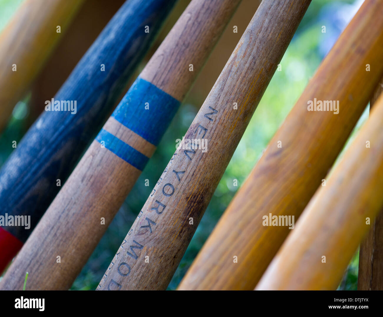 I pipistrelli in corrispondenza di una base vintage palla di gioco Foto Stock