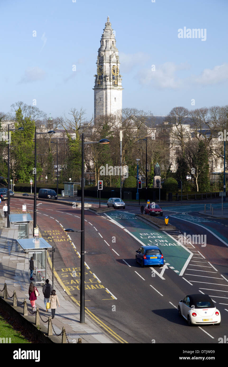 Municipio di Cardiff e la strada a nord dal Castello di Cardiff Galles del Sud, Regno Unito. Foto Stock