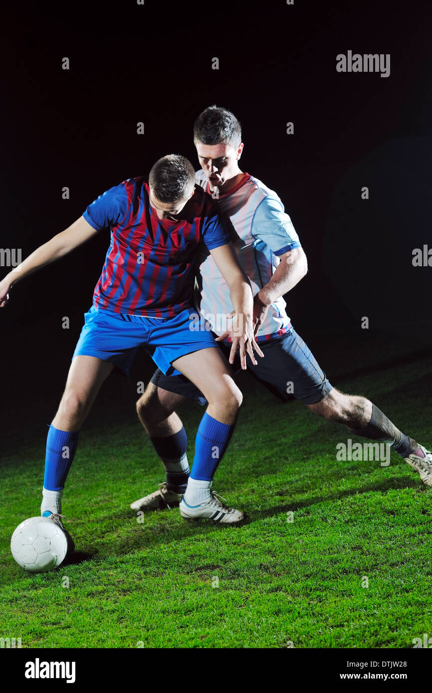 I giocatori di calcio in concorrenza per la sfera Foto Stock
