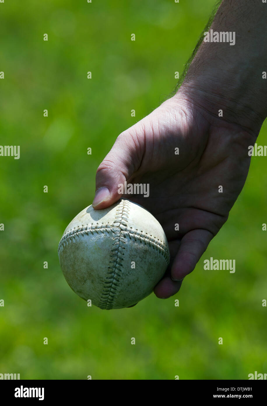 Una palla utilizzata in una base vintage palla di gioco Foto Stock