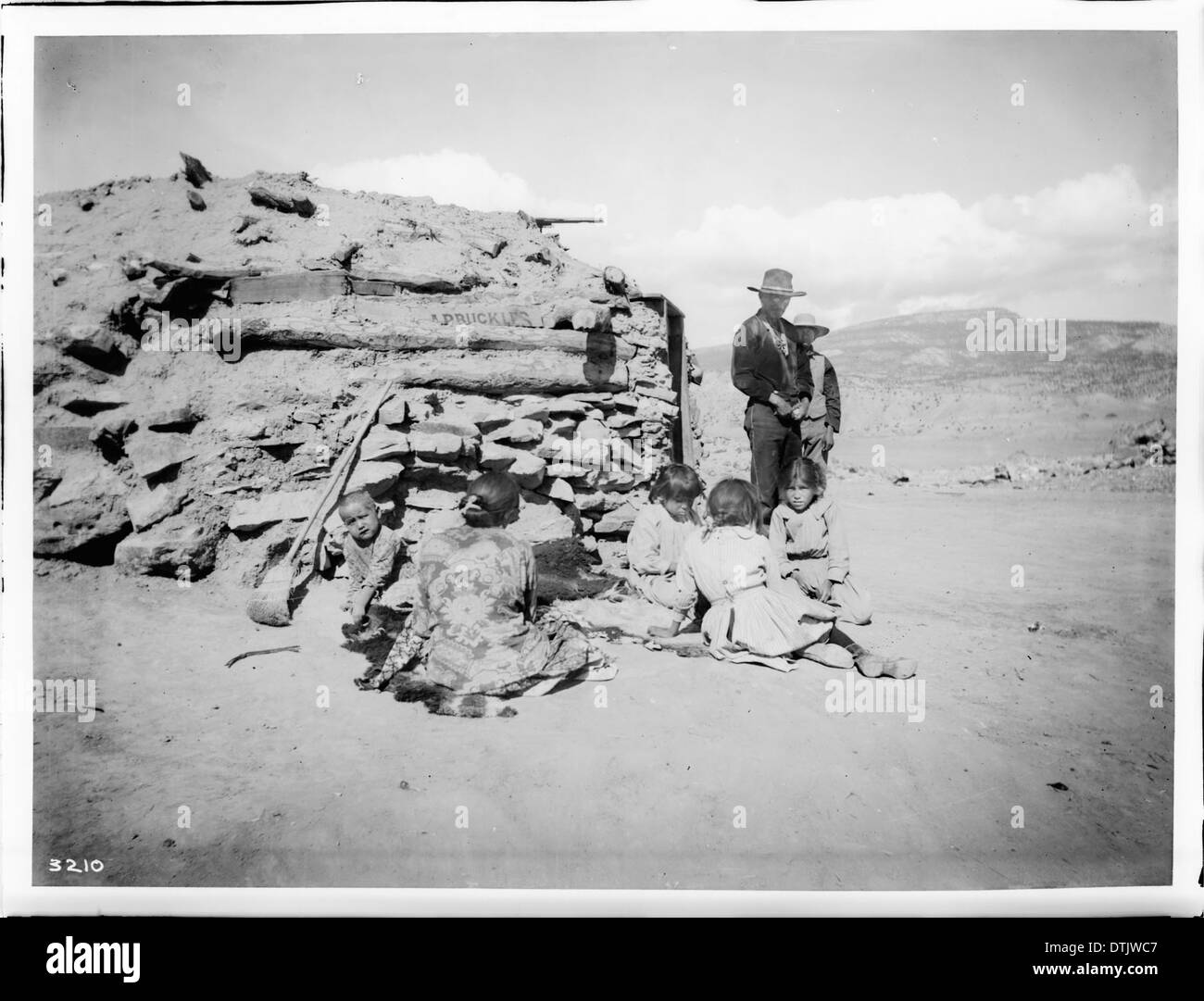 Una fotografia di Peshliki, un argentiere Navajo, e della sua famiglia fuori dal loro negozio e hogan nella riserva indiana Tohatchi vicino a Gallup, New Mexico, scattata intorno al 1900. Foto Stock