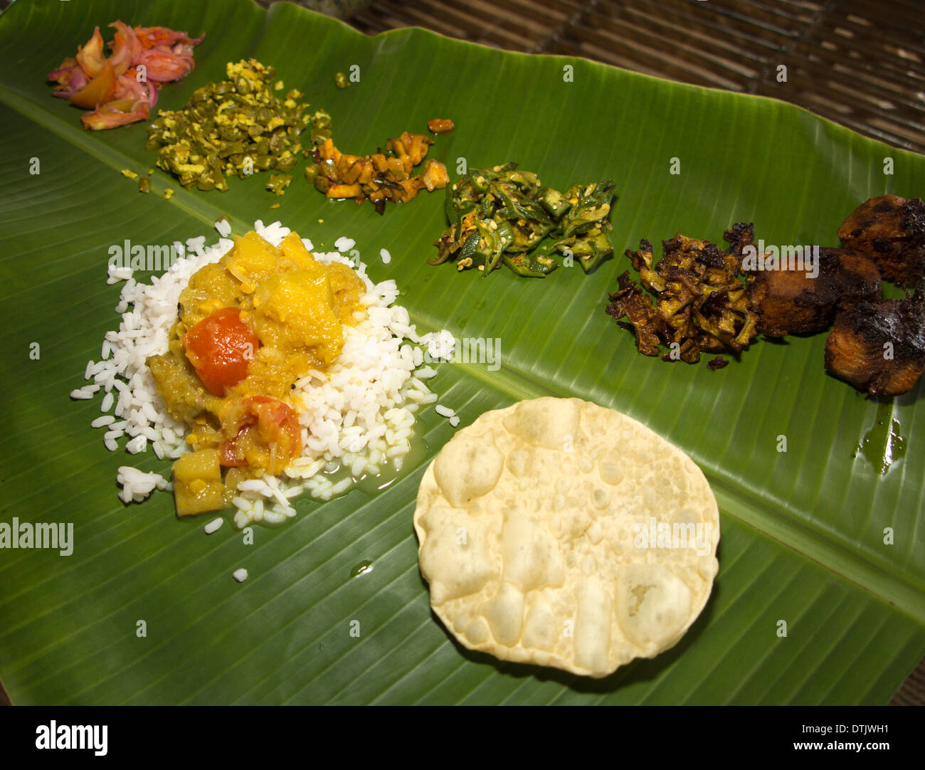 India Kerala, sud indiane, pasto servito su foglia di banana Foto Stock