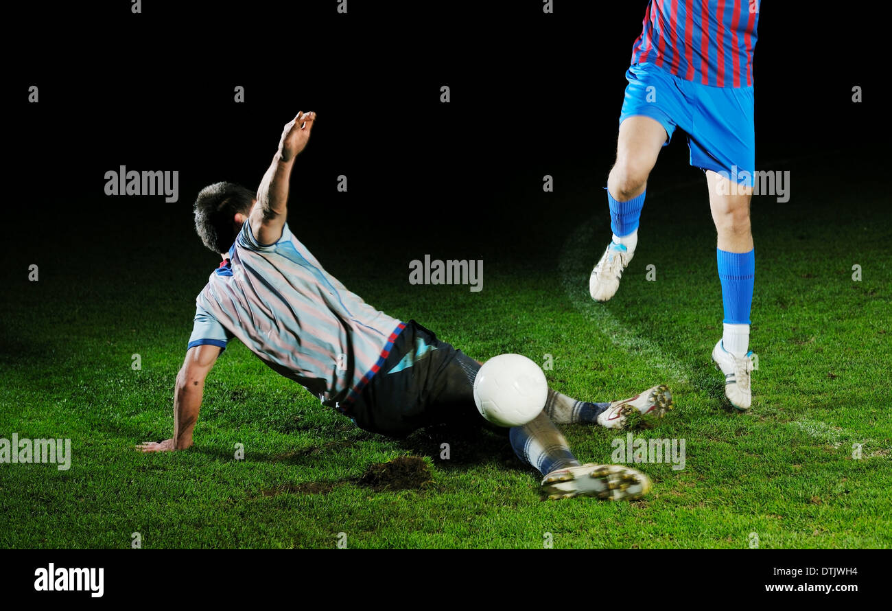 I giocatori di calcio in concorrenza per la sfera Foto Stock
