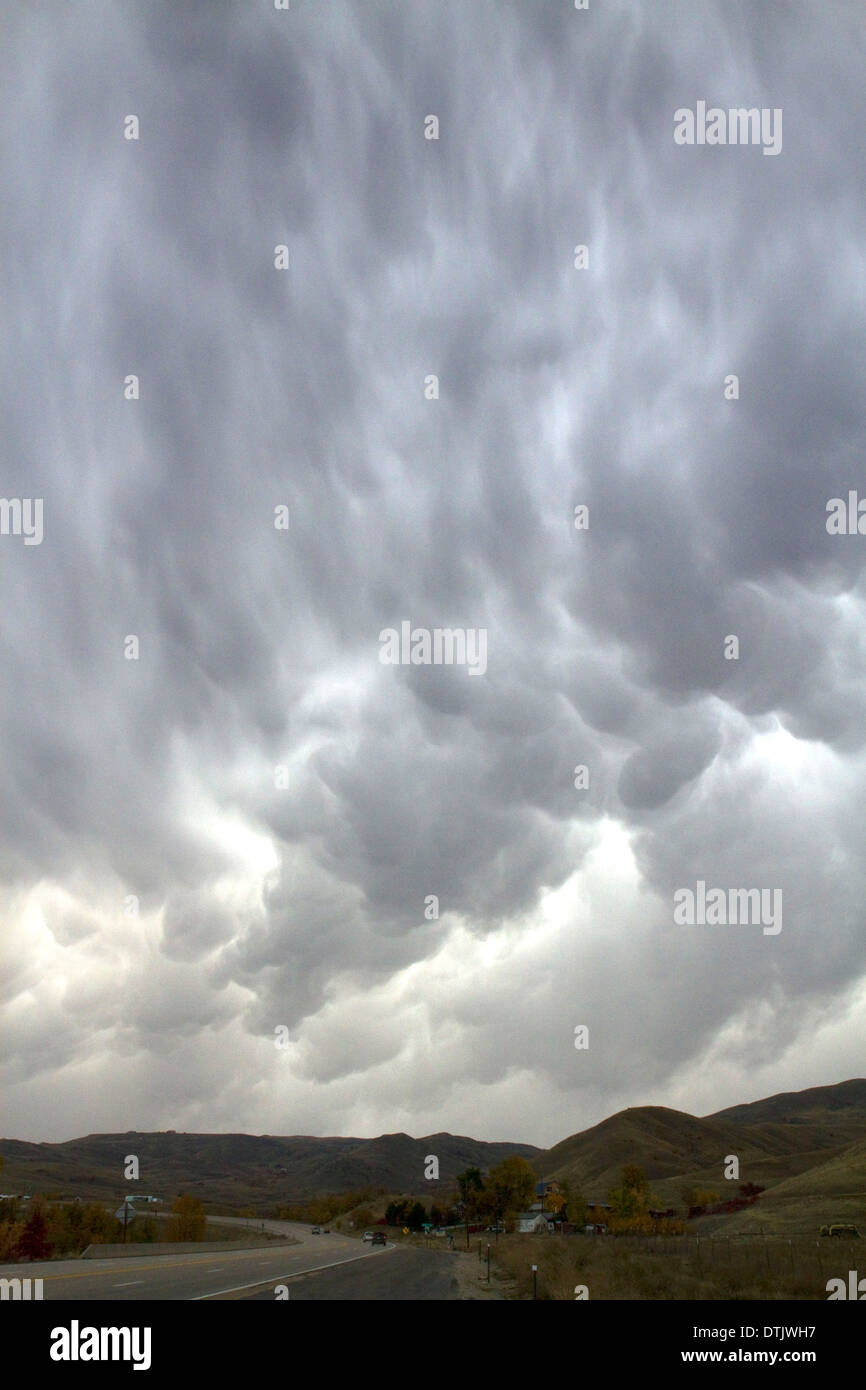 Nuvole Mammatus raccontando di una estrema sistema meteo vicino a piegare a ferro di cavallo, Idaho, Stati Uniti d'America. Foto Stock