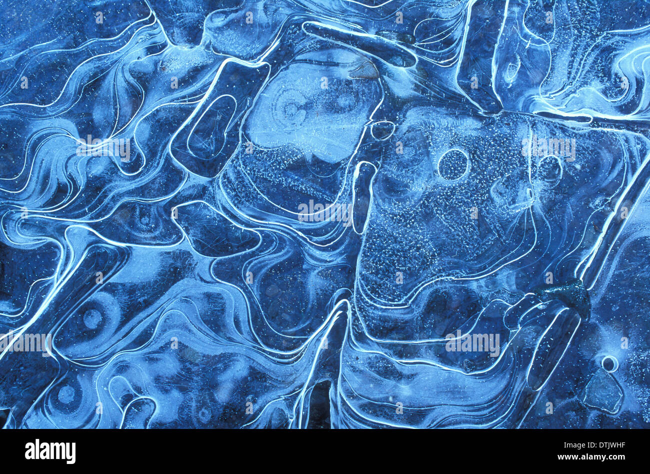 Modelli di ghiaccio nella superficie ghiacciata di un lago ghiacciato Foto Stock