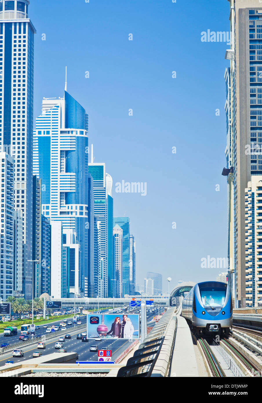 Sheikh Zayed Road skyline elevato aumento di grattacieli, treno metro, città di Dubai, Emirati Arabi Uniti, Emirati arabi uniti Foto Stock
