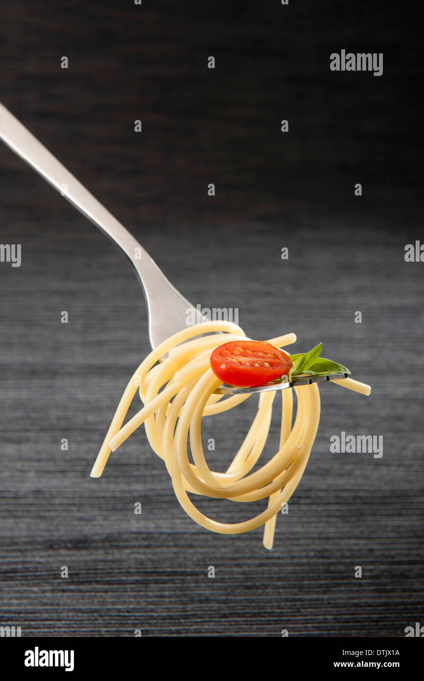 Forcella di spaghetti di pasta alimentare salsa isolato di pomodoro basilico italiano Foto Stock