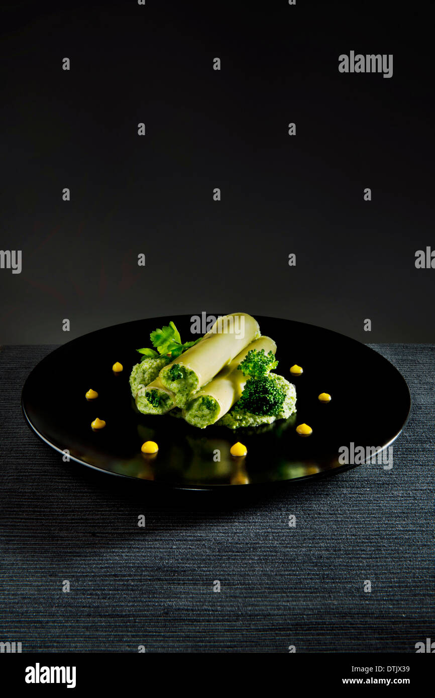 Cannelloni di pasta con broccoli di spinaci e ricotta Foto Stock