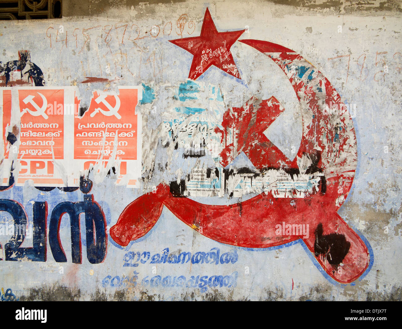 India Kerala, politica, il Partito Comunista falce e martello simbolo oscurato parte sulla parete Foto Stock