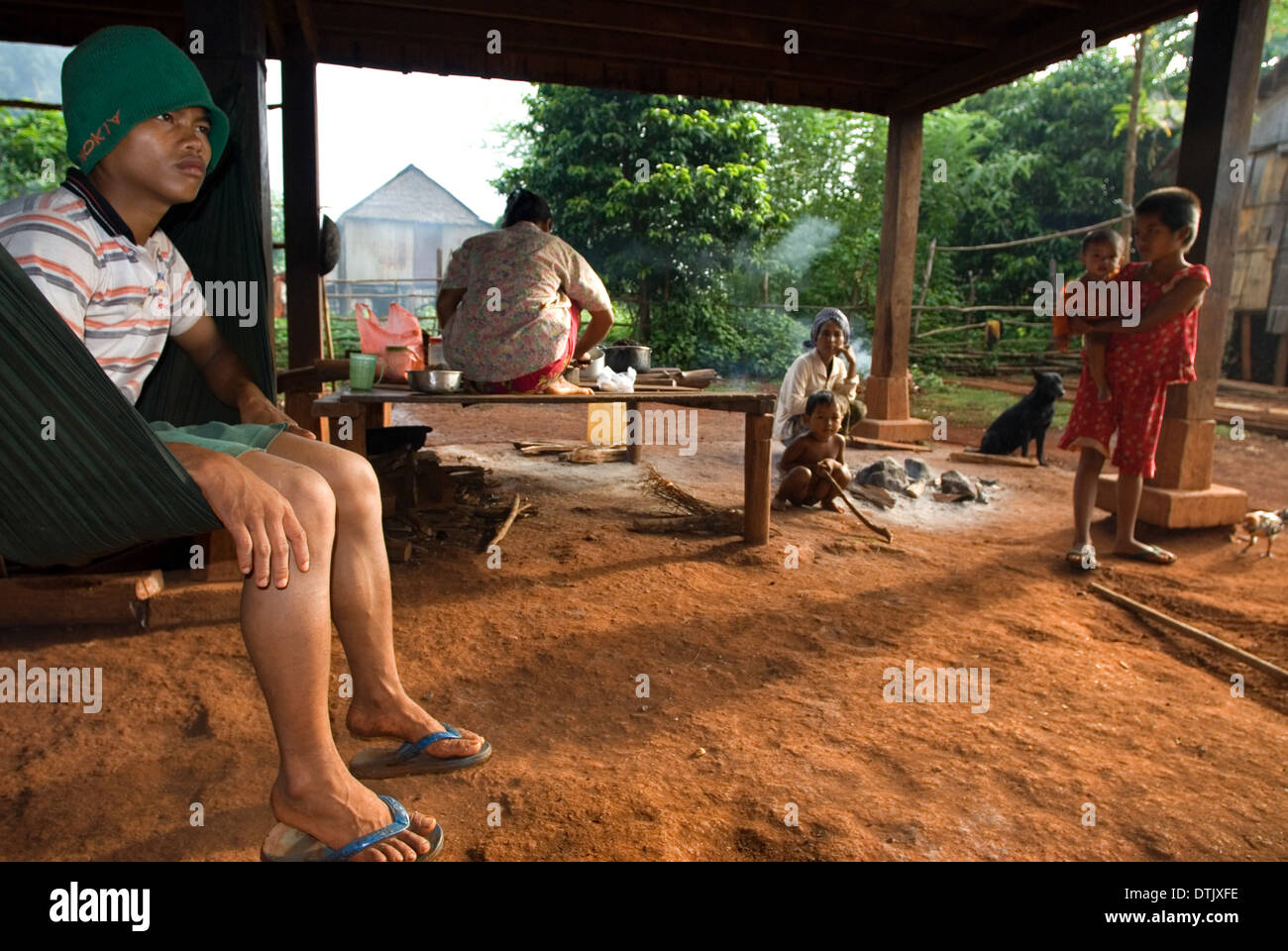 Famiglia di minoranza etnica di Khmer Leu. Villaggio Kateung. Ratanakiri. Ratanakiri si trova in Cambogia il lontano nord-est confina con Foto Stock