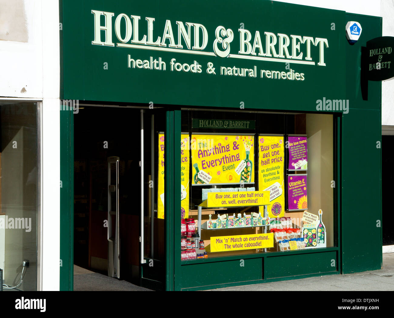 Holland e Barrett health food shop, Queen Street, Cardiff, Galles. Foto Stock
