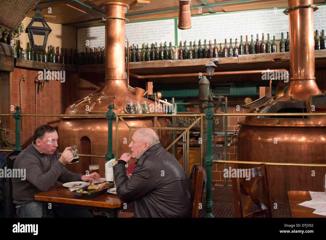 Il ristorante e birreria. Birreria Novoměstský birreria, che nel 1993 è stato la prima microbirreria aperta a Praga nel XX Foto Stock