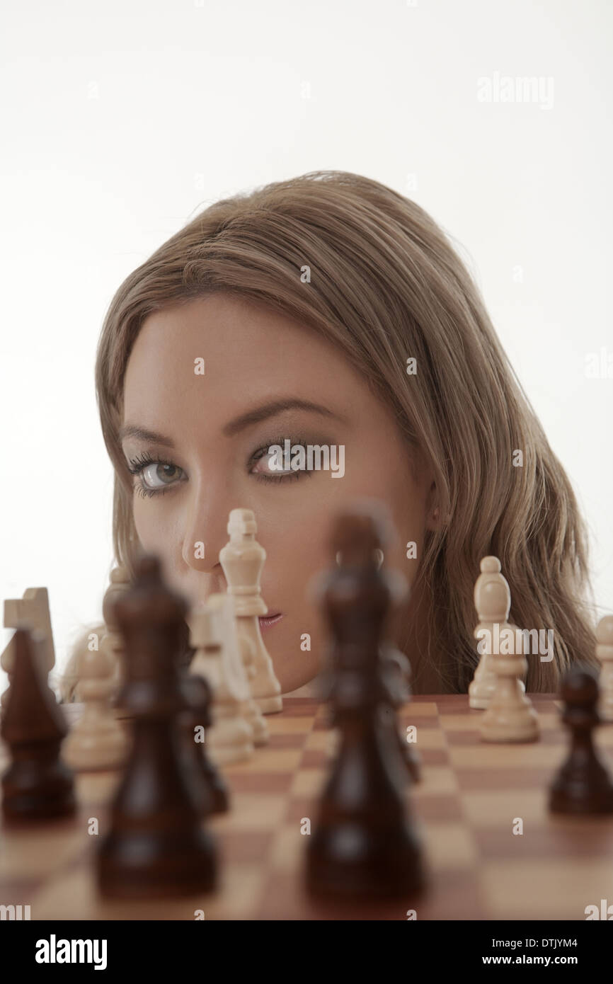 Immagine di una imprenditrice giocando a scacchi shot in studio Foto Stock