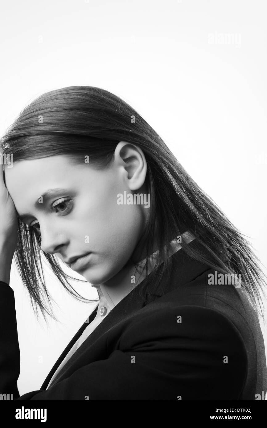 Preoccupato attraente imprenditrice che pongono cercando infelice Foto Stock
