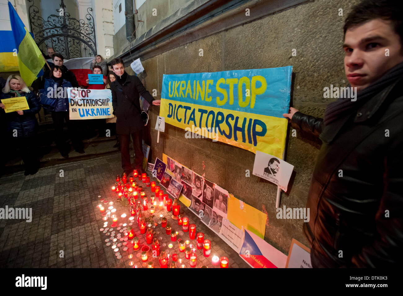 Praga, Repubblica Ceca. Il 19 febbraio 2014. Ucraini residenti nella Repubblica ceca la luce delle candele come essi pagare rispetti alle vittime della violenza in Ucraina a Praga il San Kliment Chiesa, mercoledì , Febbraio 19, 2014. (CTK foto/Vit Simanek/Alamy Live News) Foto Stock
