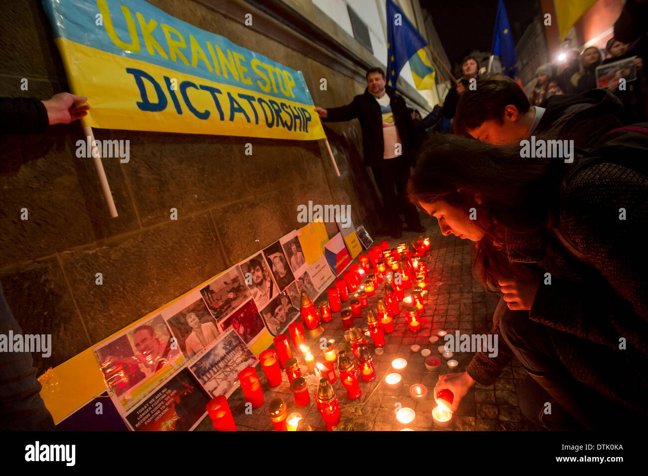 Praga, Repubblica Ceca. Il 19 febbraio 2014. Ucraini residenti nella Repubblica ceca la luce delle candele come essi pagare rispetti alle vittime della violenza in Ucraina a Praga il San Kliment Chiesa, mercoledì , Febbraio 19, 2014. (CTK foto/Vit Simanek/Alamy Live News) Foto Stock