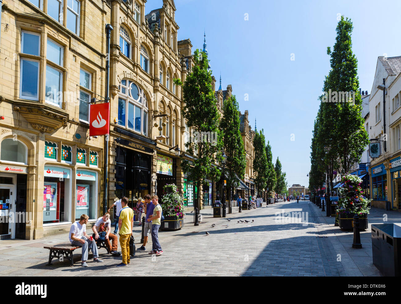 Negozi di Cornmarket nel centro della città, Halifax, West Yorkshire, Inghilterra, Regno Unito Foto Stock