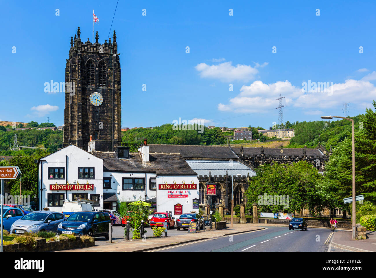 Il Minster chiesa di San Giovanni Battista dietro l'anello O'campane pub, Halifax, West Yorkshire, Regno Unito Foto Stock