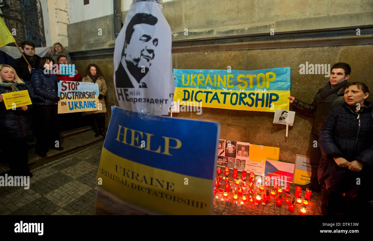 Praga, Repubblica Ceca. Il 19 febbraio 2014. Ucraini residenti nella Repubblica ceca la luce delle candele come essi pagare rispetti alle vittime della violenza in Ucraina a Praga il San Kliment Chiesa, mercoledì , Febbraio 19, 2014. (CTK foto/Vit Simanek/Alamy Live News) Foto Stock