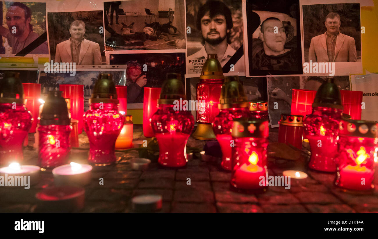 Praga, Repubblica Ceca. Il 19 febbraio 2014. Ucraini residenti nella Repubblica ceca la luce delle candele come essi pagare rispetti alle vittime della violenza in Ucraina a Praga il San Kliment Chiesa, mercoledì , Febbraio 19, 2014. (CTK foto/Vit Simanek/Alamy Live News) Foto Stock