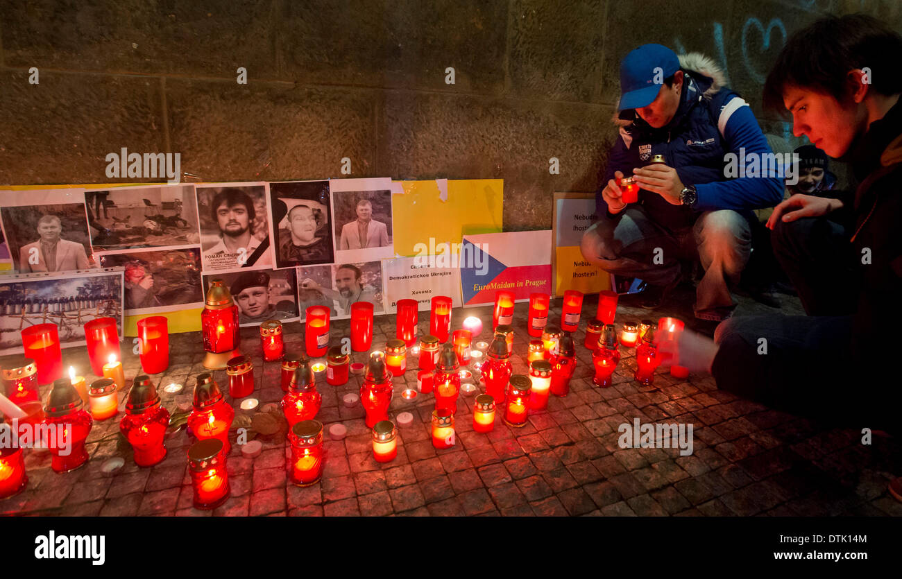 Praga, Repubblica Ceca. Il 19 febbraio 2014. Ucraini residenti nella Repubblica ceca la luce delle candele come essi pagare rispetti alle vittime della violenza in Ucraina a Praga il San Kliment Chiesa, mercoledì , Febbraio 19, 2014. (CTK foto/Vit Simanek/Alamy Live News) Foto Stock