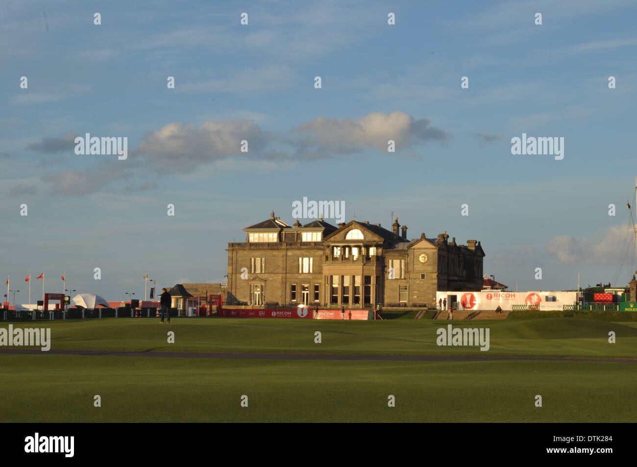Vista la clubhouse dal diciottesimo foro sul vecchio corso presso il St Andrews Fife, Scozia, Regno Unito Foto Stock