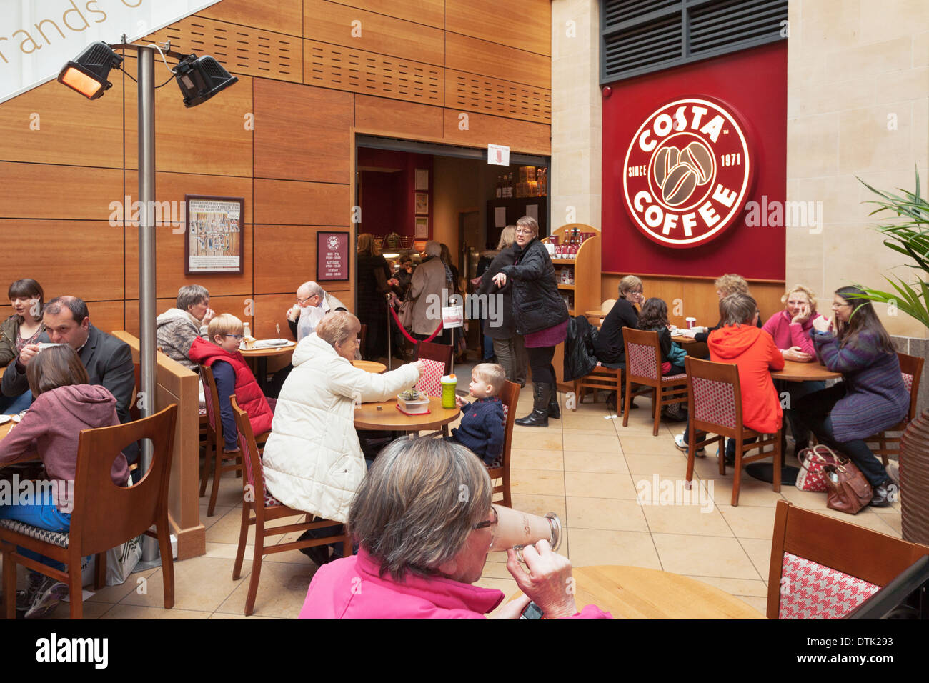 Caffè Costa i clienti a bere il caffè al Grand Arcade Shopping Mall, Cambridge Regno Unito Foto Stock