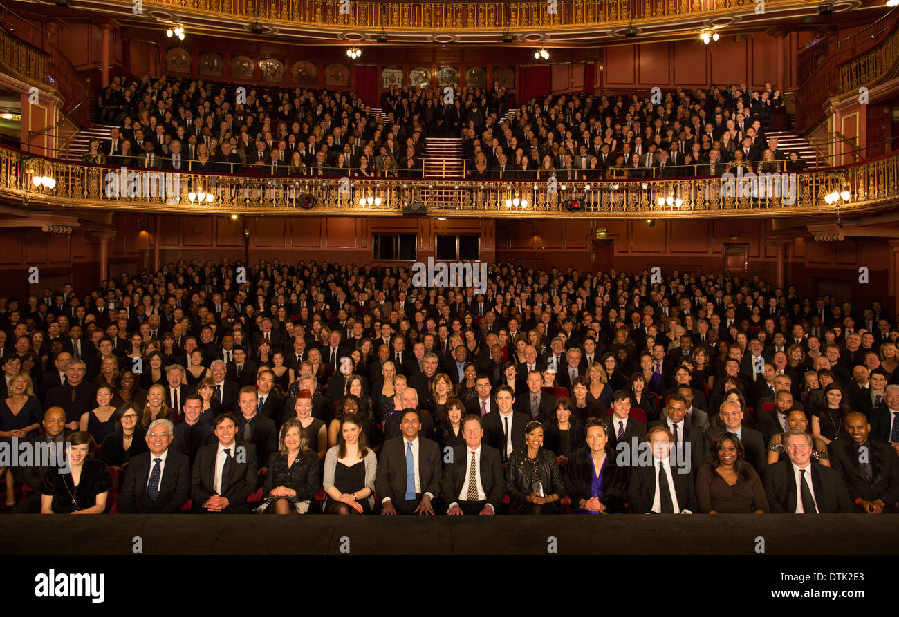 Il pubblico guarda la performance in teatro Foto Stock