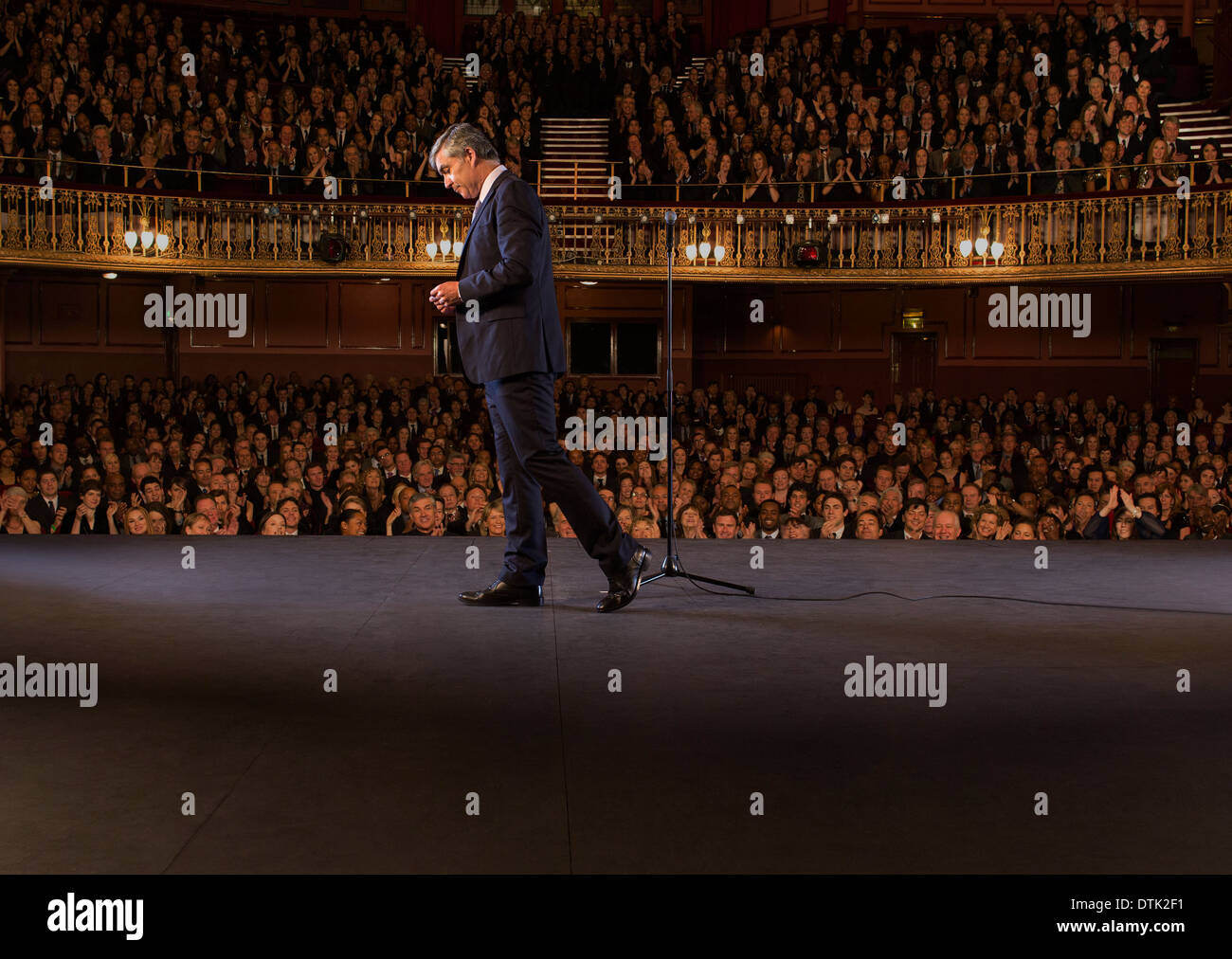 Attore a piedi dello stadio in teatro Foto Stock